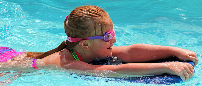 Kind mit Schwimmbrett Kind mit Schwimmbrett